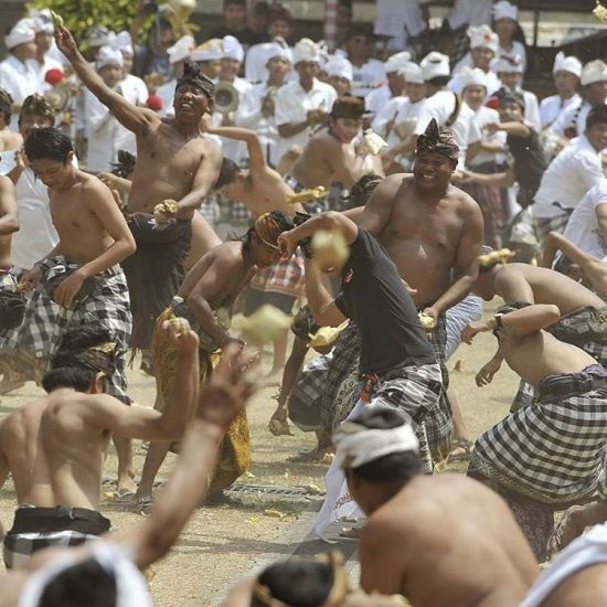 Tradisi Perang Ketupat Di Desa Kapal Bali Punapi Bali